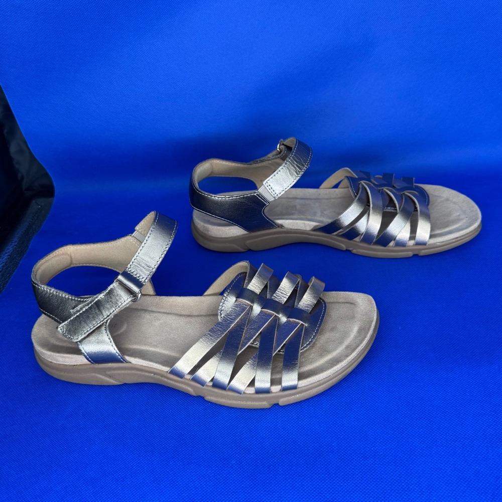 Easy Spirit Womens Metallic Strappy Comfort Walking Travel Sandals Flat 9 Summer